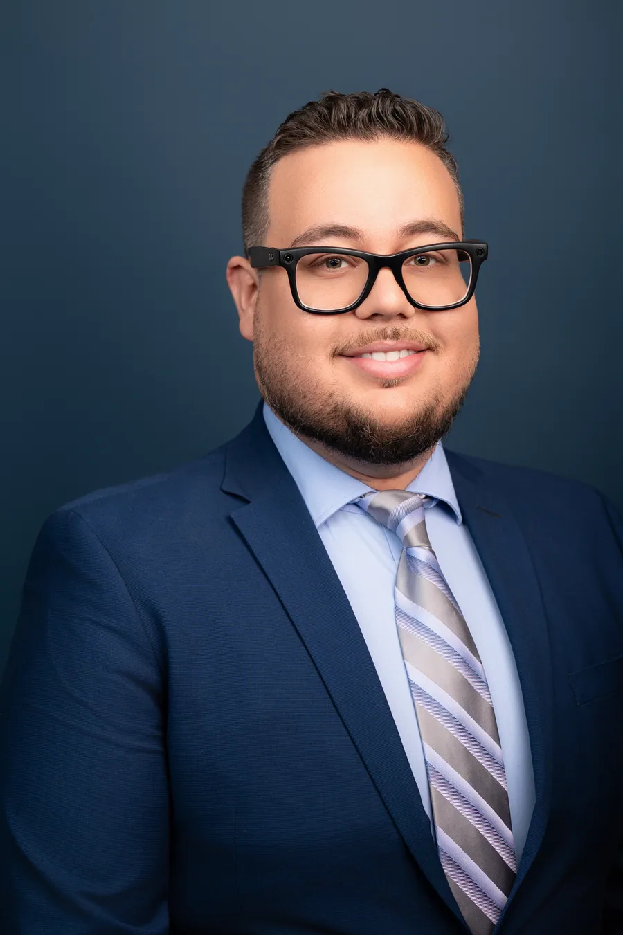 Michael Linares durante una sesión fotográfica profesional